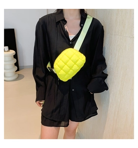 Détail du sac bandoulière matelassé jaune néon avec large sangle réglable