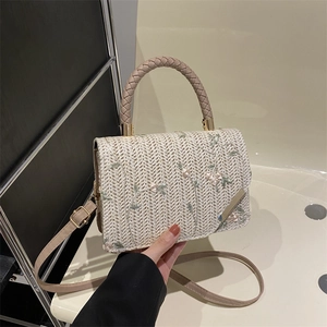 Elegante borsa quadrata intrecciata beige con ricamo floreale e tracolla in pelle