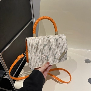 Elegante borsa quadrata in paglia intrecciata con ricami floreali e toni arancio