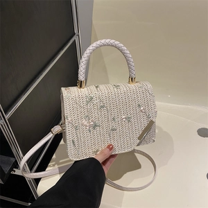 Elegante borsa quadrata intrecciata beige con ricami floreali e manici ad anello