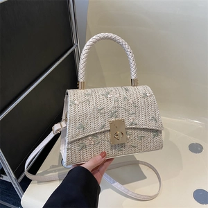 Sac bandoulière élégant en paille blanche avec broderie florale et fermoir doré