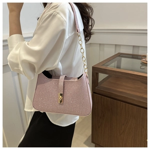 Sac sous le bras pailleté rose avec fermoir en métal doré et bandoulière en chaîne