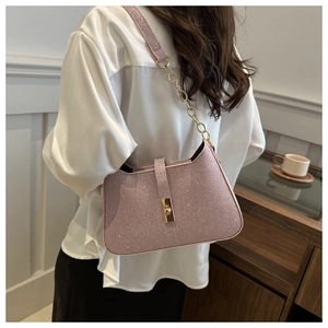 Détail du sac à bandoulière à paillettes roses avec fermoir doré et bandoulière chaîne