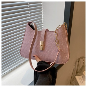 Détail du sac à bandoulière rose pailleté avec fermoir doré et bandoulière en chaîne