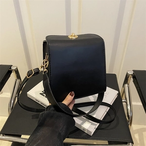 Sac bandoulière carré noir minimaliste avec fermoir rotatif doré élégant