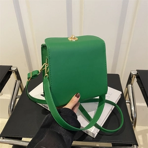 Sac à bandoulière carré vert minimaliste avec fermoir rotatif doré et bandoulière amovible