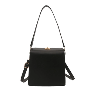 Sac à main carré noir minimaliste avec fermoir anneau doré et bandoulière réglable