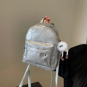 Mini sac à dos argenté métallisé avec design patchwork et breloque blanche douce