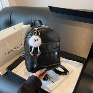 Mini sac à dos noir en patchwork avec breloque en peluche dans une ambiance cadeau chic