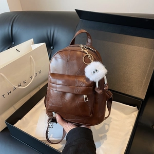 Mini sac à dos marron en cuir patchwork avec breloque peluche dans un coffret cadeau