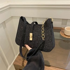 Sac sous les aisselles en paillettes noires chic avec fermoir doré et chaîne luxe