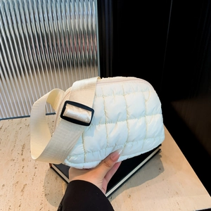 Bolso bandolera acolchado blanco con correa ancha ajustable sostenido a mano