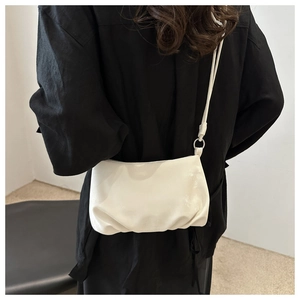 Détail du sac nuage blanc plissé avec fine bandoulière et anneaux en métal argenté