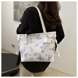 Détail du sac fourre-tout blanc à imprimé papillon avec cordons de serrage latéraux