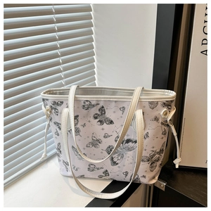 Détail du sac cabas blanc à motif papillon avec cordons latéraux et grand espace de rangement