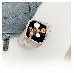 Vue intérieure d'un sac nuage floral offrant un grand espace pour cosmétiques et rouges