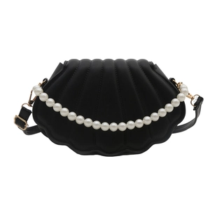 Borsa a tracolla nera a conchiglia con manico di perle e trama a pieghe elegante