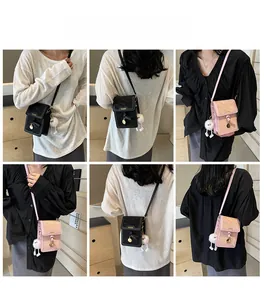Mini-Handytasche aus PU-Leder in Schwarz und Rosa mit Plüsch-Anhänger und Metall-Logo