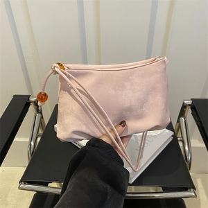 Sac à bandoulière rose en forme de nuage avec perles ambrées et design minimaliste