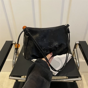 Sac sous le bras noir chic avec détails de perles orange et finition satinée