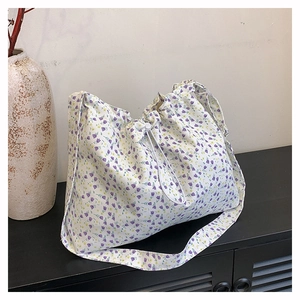 Gros plan du sac en toile fleurie avec motif de fleurs et fermeture par cordon