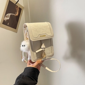 Beige strukturierte Handytasche zum Umhängen mit Plüschanhänger und Goldaufdruck
