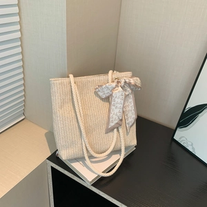 Grand sac fourre-tout en paille avec nœud en soie et anses en corde pour l'été