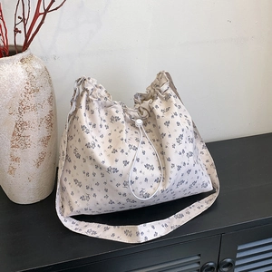 Sac fourre-tout en toile à fleurs avec cordon de serrage et large bandoulière chic