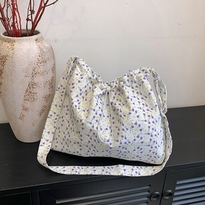 Sac fourre-tout en toile florale avec cordon de serrage et motif fleurs violettes