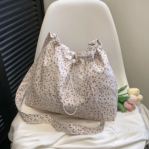 Grand sac cabas en toile à fleurs avec cordon de serrage pour un usage quotidien d'été