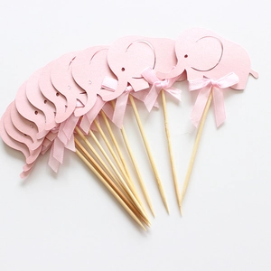 Detail van roze olifant taarttoppers met strikjes voor baby shower feestdecoratie