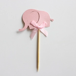 Detail van roze parelmoer papieren olifant topper met een zijden strik op een stok