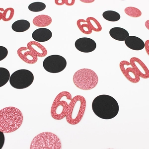 Dettaglio macro dei coriandoli in oro rosa per il 60° compleanno, decoro per tavola