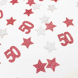 Primer plano de confeti rosa dorado brillante con número 50 y estrellas para cumpleaños