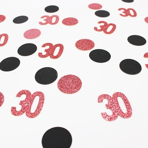 Dettaglio macro di coriandoli oro rosa per 30 compleanno con cerchi glitter per tavoli