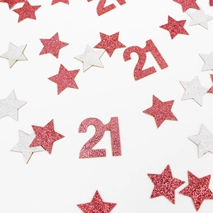 Detalle de confeti de mesa de estrella con purpurina rosa y plata para 21 años