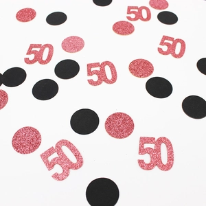 Dettaglio di coriandoli numero 50 in oro rosa glitter e nero per decorazione tavola