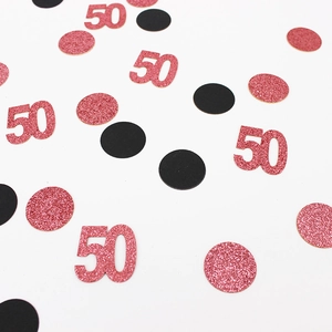 Vista macro di coriandoli glitter oro rosa e neri numero 50 per decorazione 50° compleanno