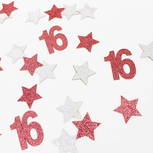 Detalle de confeti brillante con forma de estrella y número 16 para mesa de fiesta