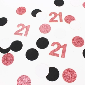 Dettaglio di coriandoli glitter oro rosa numero 21 con pois decorativi neri e bianchi