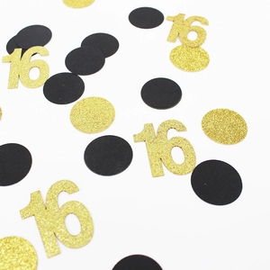Detailopname van zwart-gouden glitter confetti nummer 16 voor 16e verjaardagsfeest decoratie
