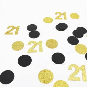 Detail van zwart en gouden nummer 21 glitter confetti en ronde stippen voor feestjes