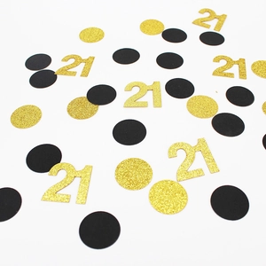 Detail van zwarte en gouden glitter confetti met nummer 21 voor verjaardag decoratie