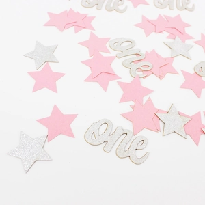Détail de confettis étoiles roses et lettres pailletées one pour premier anniversaire