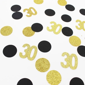 Macro shot van gouden glitter nummer 30 confetti met zwart-gouden cirkels voor feestjes