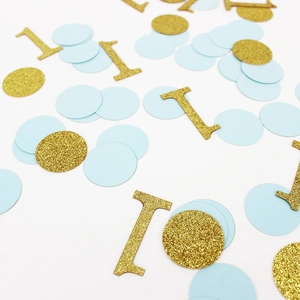 Détail de confettis bleu clair et paillettes dorées avec chiffre 1 pour anniversaire