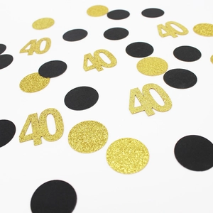 Detail van confetti voor de 40e verjaardag met gouden glitters en zwarte stippen decor