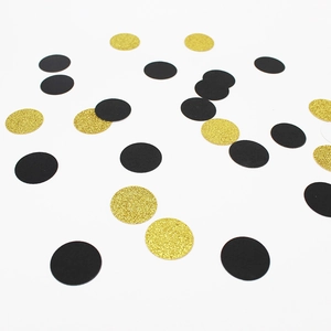 Close-up van ronde zwarte en gouden glitterconfetti voor verjaardagsfeest decoraties