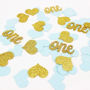 Confettis dorés 'one' et cœurs en papier bleu clair pour décoration de premier anniversaire