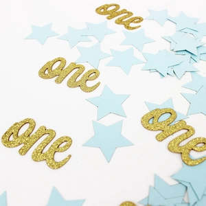 Confettis étoiles bleues et paillettes dorées one pour décoration de premier anniversaire